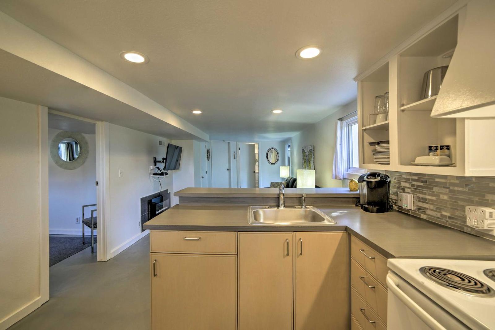 Chic Apartment 2 Blocks from Central Fairhaven!