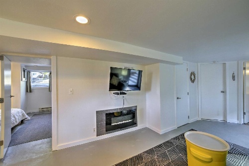 Chic Apartment 2 Blocks from Central Fairhaven! image 2