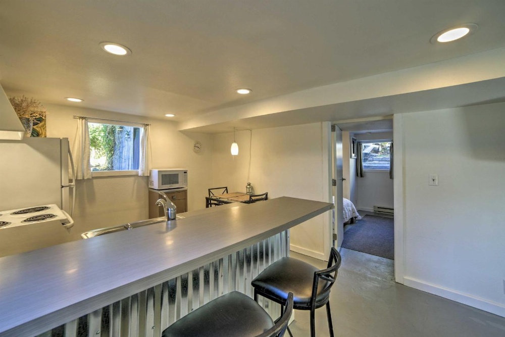 Chic Apartment 2 Blocks from Central Fairhaven! Main image