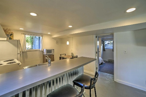 Chic Apartment 2 Blocks from Central Fairhaven! image 3